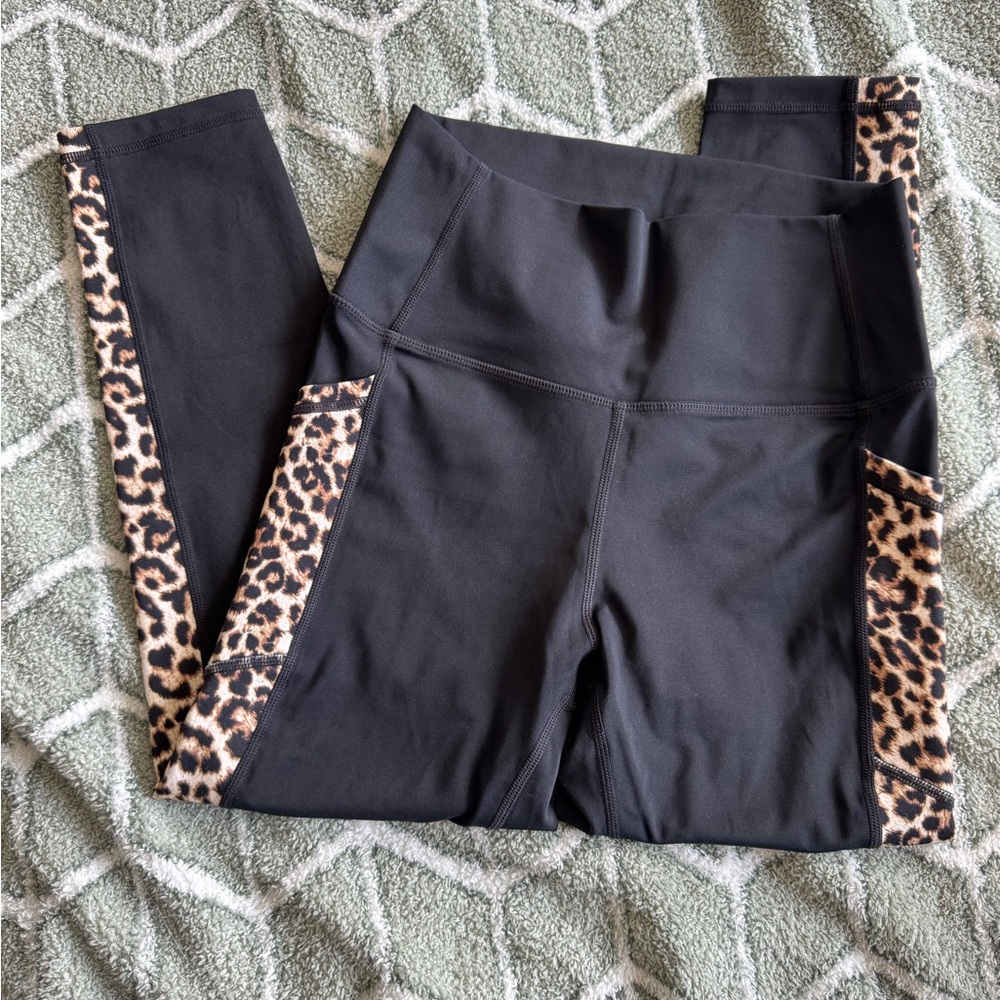 ZYIA NWOT leggings size 4 Leopard Pocket Brilliant Hi-Rise Capri 20”